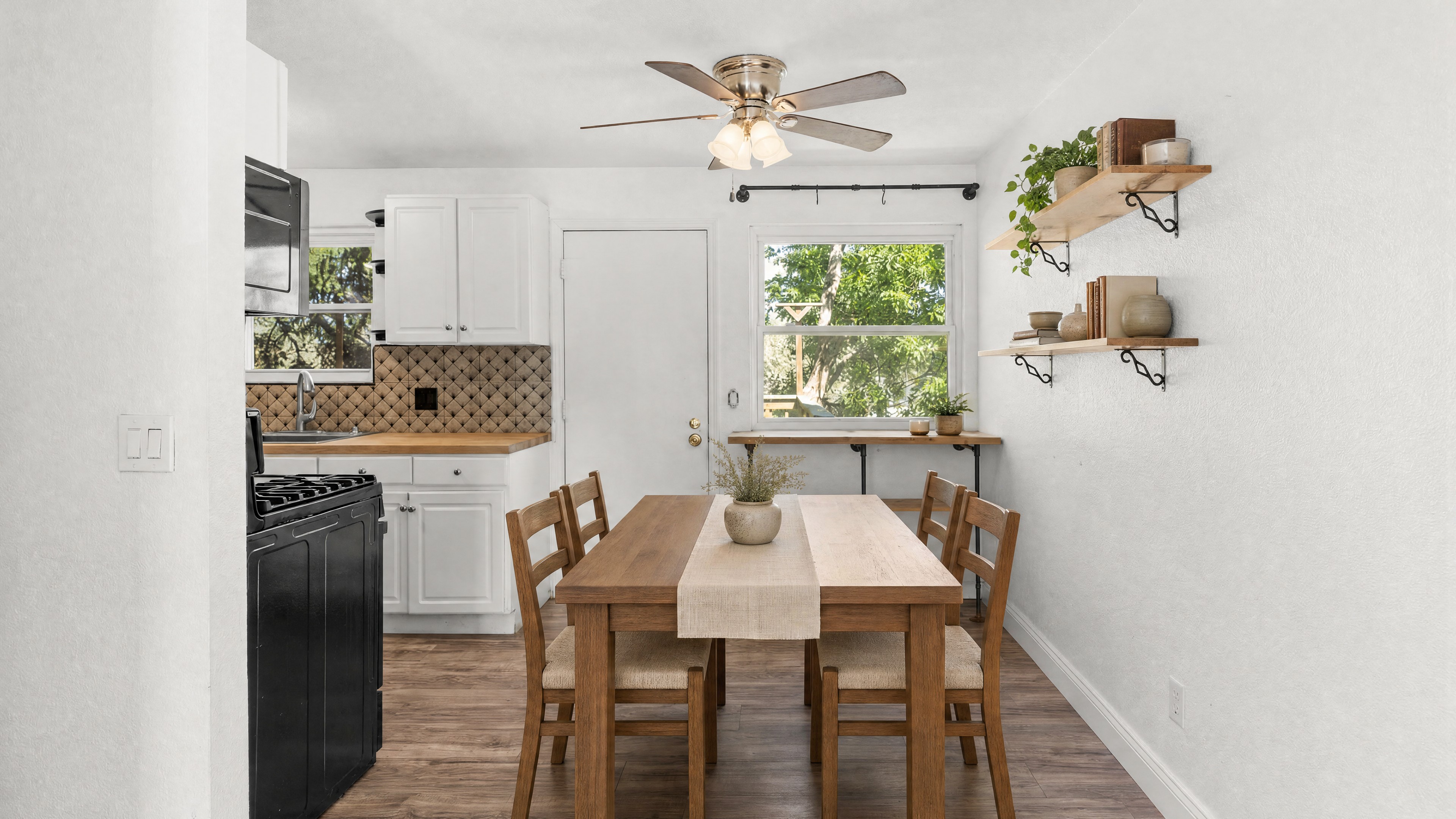 Dining area off the kitchen